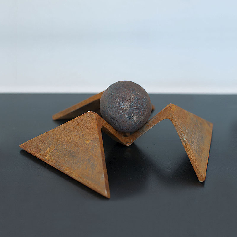 Corners with a Ball (Γωνίες με Μπίλια) - Iron Works (Σιδήρου Έργα)